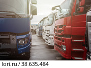 Different semi trucks on the truck stop parking (2022 год). Редакционное фото, фотограф Jan Jack Russo Media / Фотобанк Лори