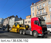 Volvo FH 540 на Светланской улице во Владивостоке зимой (2022 год). Редакционное фото, фотограф Овчинникова Ирина / Фотобанк Лори