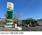 Автозаправка ННК («Независимая нефтегазовая компания») во Владивостоке на улице Светланская (2022 год). Редакционное фото, фотограф Овчинникова Ирина / Фотобанк Лори