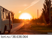 Автобус двигается по дороге в сторону солнца. Стоковое фото, фотограф Екатерина Кузьмичева / Фотобанк Лори