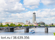 Вид на 5-звездочный отель "Swissotel Красные Холмы" и Дом музыки в солнечный летний день. Москва. Россия (2022 год). Редакционное фото, фотограф E. O. / Фотобанк Лори