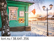 Деревянный дом купцов Свешниковых, Никольская улица, город Мышкин, Ярославская область (2023 год). Редакционное фото, фотограф Baturina Yuliya / Фотобанк Лори