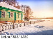 Деревянный дом купцов Свешниковых, Никольская улица, город Мышкин, Ярославская область (2023 год). Редакционное фото, фотограф Baturina Yuliya / Фотобанк Лори