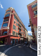 Nice old town street view, people walk Rue Alexandre Mari (2018 год). Редакционное фото, фотограф EugeneSergeev / Фотобанк Лори