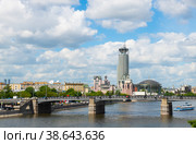 Вид на 5-звездочный отель "Swissotel Красные Холмы" и Дом музыки в летний солнечный день. Москва (2022 год). Редакционное фото, фотограф E. O. / Фотобанк Лори