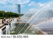 Фонтан в парке 300-летия  Санкт-Петербурга (2018 год). Редакционное фото, фотограф Александр Щепин / Фотобанк Лори