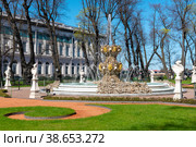 Коронный фонтан в Летнем саду. Санкт-Петербург (2018 год). Редакционное фото, фотограф Александр Щепин / Фотобанк Лори