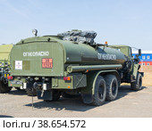 Средняя Ахтуба, Волгоградская область, Россия.  Военный автомобиль  УРАЛ, топливозаправщик, цистерна  для транспортировки бензина и дизельного топлива. (2021 год). Редакционное фото, фотограф Андрей Цыганков / Фотобанк Лори