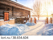 Деревянный Амбар с мышами, Нагорная улица, город Мышкин, Ярославская область (2023 год). Стоковое фото, фотограф Baturina Yuliya / Фотобанк Лори