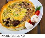 Delicious french open pie with cheese and mushrooms. Стоковое фото, фотограф Яков Филимонов / Фотобанк Лори