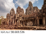 Ruins of the Bayon Temple, a temple complex in Angkor Thom, built in the 12th century, Cambodia (2013 год). Стоковое фото, фотограф Юлия Бабкина / Фотобанк Лори