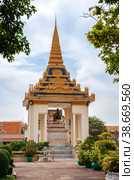 Statue of King Norodom in Phnom Penh (2013 год). Стоковое фото, фотограф Юлия Бабкина / Фотобанк Лори