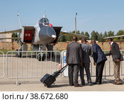 Авиационный кластер международного военно-технического форума "Армия-2021", аэродром Кубинка. Группа VIP-посетителей стоит перед сверхзвуковым высотным всепогодным истребителем-перехватчиком дальнего радиуса действия МИГ-31и, несущим гиперзвуковой авиационный ракетный комплекс "Кинжал" Редакционное фото, фотограф Наталья Николаева / Фотобанк Лори