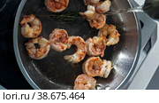 Vertical shot, the cook adds white wine to the pan with the shrimp. Стоковое видео, видеограф Поскребышев Михаил / Фотобанк Лори