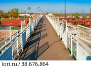 Город Ожерелье. Пешеходный мост через железную дорогу (2010 год). Стоковое фото, фотограф Зобков Юрий / Фотобанк Лори