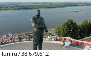 Нижний Новгород, исторический центр города. Памятник Валерию Чкалову. Вид с воздуха. Nizhny Novgorod, the historical center of the city. Monument to Valery Chkalov. Aerial view. (2022 год). Редакционное видео, видеограф Евгений Романов / Фотобанк Лори