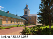 Надвратная церковь иконы Божией Матери Иверская в Боровичском Свято-Духовом монастыре. Боровичи, Россия (2018 год). Стоковое фото, фотограф Pukhov K / Фотобанк Лори