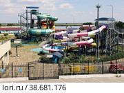Заросший закрытый из за ковида аквапарк в Ростове-на-Дону (2020 год). Редакционное фото, фотограф Vladimir Vikhrov / Фотобанк Лори