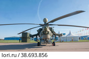 Российский учебно-боевой военный вертолет Миль Ми-28УБ «Ночной охотник» Havoc-B на Международном авиасалоне МАКС, Жуковский, Россия, вид спереди (2019 год). Редакционное фото, фотограф Малышев Андрей / Фотобанк Лори