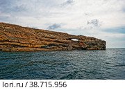 Туристический лагерь на обрывистом берегу моря. Мыс Тарханкут. Крым (2022 год). Редакционное фото, фотограф Макаров Алексей / Фотобанк Лори