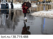 Женщина гуляет под зонтом по аллее ВДНХ в дождливую погоду в городе Москве, Россия (2022 год). Редакционное фото, фотограф Николай Винокуров / Фотобанк Лори