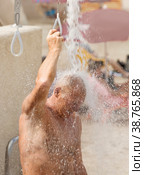 A man takes a beach shower after sea salt water. Close-up. Стоковое фото, фотограф Татьяна Дворецкая / Фотобанк Лори