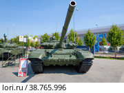Основной российский танк Т-72Б3М на международном военно-технического форуме "Армия-2022". Вид спереди. Редакционное фото, фотограф Виктор Карасев / Фотобанк Лори