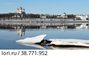 Весенний пейзаж на Волге, в Ярославле, вид с Тверицкой набережной Ярославля. Стоковое фото, фотограф Николай Белавин / Фотобанк Лори