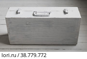 An old suitcase with a handle. Стоковое фото, фотограф Siarhei Starastau / Фотобанк Лори