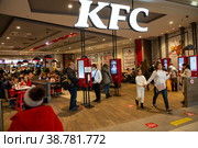 Ресторан быстрого питания KFC в торговом центре МЕГА в городе Химки Московской области, Россия (2022 год). Редакционное фото, фотограф Николай Винокуров / Фотобанк Лори