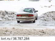 A frozen old car interferes with clearing snow and ice from the parking lot. Стоковое фото, фотограф Дмитрий Коростылев / Фотобанк Лори