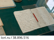 Учительский стол в Земской школе в Мелихове, построенной на средства великого писателя. Государственный литературно-мемориальный музей-заповедник Антона Чехова. Московская область, Чеховский район, село Мелихово (2019 год). Редакционное фото, фотограф Pukhov K / Фотобанк Лори