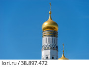 Вид на Московский Кремль, колокольню  Ивана Великого на фоне синего неба. Москва, Россия (2019 год). Стоковое фото, фотограф Pukhov K / Фотобанк Лори