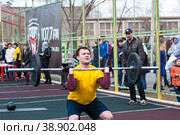 Мужчины соревнуются в фитнес-кроссфите (2015 год). Редакционное фото, фотограф Владимир Галкин / Фотобанк Лори
