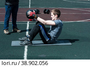 Мужчины соревнуются в фитнес-кроссфите (2015 год). Редакционное фото, фотограф Владимир Галкин / Фотобанк Лори
