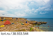 Туристы на берегу моря. Мыс Тарханкут. Крым (2022 год). Редакционное фото, фотограф Макаров Алексей / Фотобанк Лори
