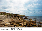 Туристы на берегу моря. Мыс Тарханкут. Крым (2022 год). Редакционное фото, фотограф Макаров Алексей / Фотобанк Лори