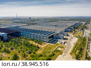 Ульяновск, цеха авиазавода "Авиастар". Вид с воздуха. Ulyanovsk, workshops of the Aviastar aircraft factory. Aerial view. (2022 год). Редакционное фото, фотограф Евгений Романов / Фотобанк Лори