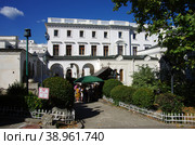 Ливадийский дворец в Крыму летом (2022 год). Редакционное фото, фотограф Natalia Sidorova / Фотобанк Лори