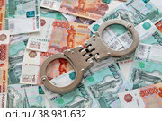 Концепт коррупции. Взятка. Деньги и наручники. Стоковое фото, фотограф Александр Тарасенков / Фотобанк Лори