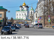 Россия. Псков. Вид на Псковский Кремль и Троицкий собор с Советской улицы. (2019 год). Редакционное фото, фотограф Александр Тарасенков / Фотобанк Лори