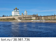 Россия. Псков. Вид на Псковский Кремль и Троицкий собор с реки Великая (2019 год). Стоковое фото, фотограф Александр Тарасенков / Фотобанк Лори