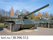 Советский танк Т-62М крупным планом солнечным октябрьским днем. Открытая экспозиция музея "Прорыв блокады Ленинграда". Кировск, Ленинградская область (2022 год). Редакционное фото, фотограф Виктор Карасев / Фотобанк Лори