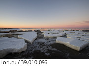Большие белые льдины на фоне розового заката. Побережье Белого моря. Стоковое фото, фотограф Яковлев Сергей / Фотобанк Лори