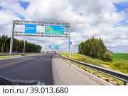 TSKAD toll road. Russian highway with signs and exits (2022 год). Редакционное фото, фотограф FotograFF / Фотобанк Лори