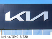 KIA Motors dealership logo (2022 год). Редакционное фото, фотограф FotograFF / Фотобанк Лори