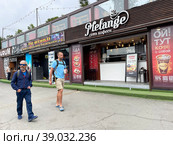 Люди рядом с сетевым кафе Melange на Спортивной набережной во Владивостоке летом (2022 год). Редакционное фото, фотограф Овчинникова Ирина / Фотобанк Лори
