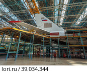 Ульяновск, авиазавод "Авиастар". Тяжелый транспортный самолет Ан-124-100 на сборочных стапелях. Ulyanovsk, "Aviastar" aircraft manufacturing plant. Heavy transport aircraft AN-124-100 on assembly slipways. (2022 год). Редакционное фото, фотограф Евгений Романов / Фотобанк Лори