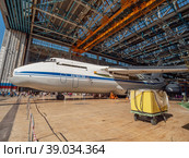 Ульяновск, авиазавод "Авиастар". Тяжелый транспортный самолет Ан-124-100 на сборочных стапелях. Ulyanovsk, "Aviastar" aircraft manufacturing plant. Heavy transport aircraft AN-124-100 on assembly slipways. (2022 год). Редакционное фото, фотограф Евгений Романов / Фотобанк Лори