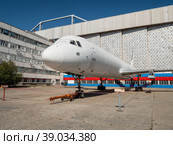 Ульяновск, авиазавод "Авиастар". Самолет Туполева без окраски на заводской площадке. Ulyanovsk, "Aviastar" aircraft manufacturing plant. Tupolev aircraft without paint on the factory site. (2022 год). Редакционное фото, фотограф Евгений Романов / Фотобанк Лори